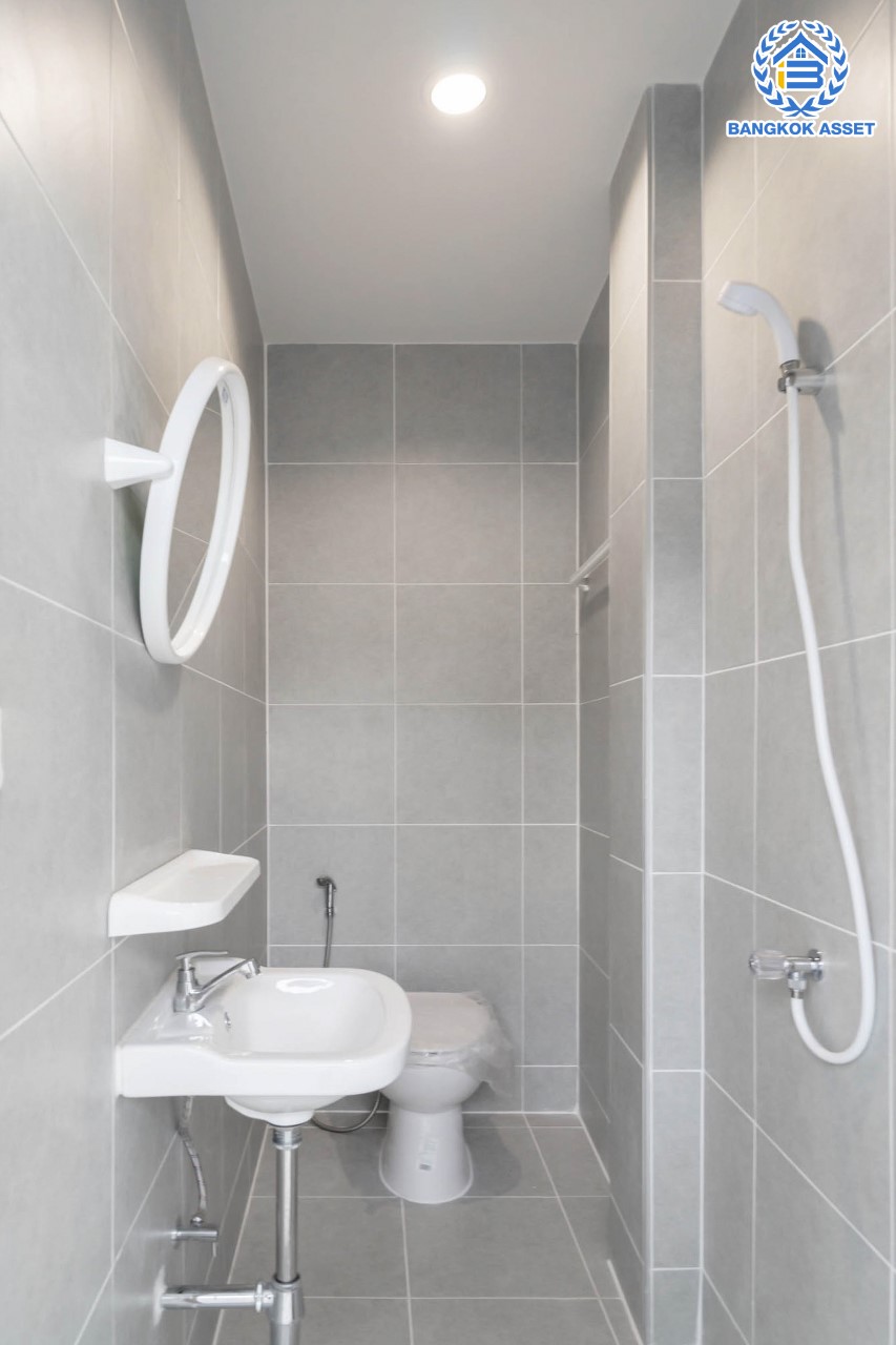 บ้านมือสองตกแต่งใหม่ ม.กฤษดานคร18 บรมราชชนนี เนื้อที่ 125 ตร.ว. บนพื้นที่ใช้สอยมากถึง 353 ตร.ม. อีกระดับของฟังก์ชัน 4 ห้องนอน 4 ห้องน้ำ 1 ห้องอเนกประสงค์ 1 ห้องแม่บ้าน จอดรถได้ 2 คัน บรรยากาศสุด Private บนทำเลศักยภาพเชื่อมต่อหลายเส้นทาง ใกล้เซ็นทรัลปิ่นเกล้า ม.มหิดล และทางด่วน "กาญจนาภิเษก"...